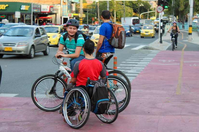 Sillas de ruedas y bicicletas en cruce vehicular