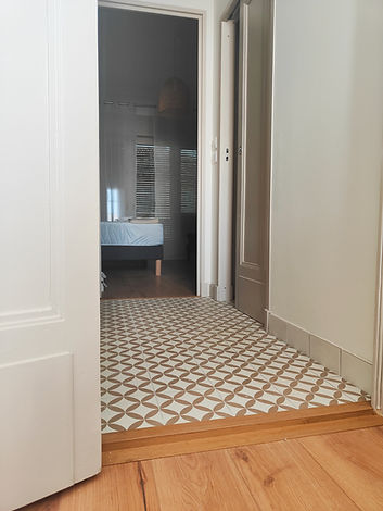 seuil de plancher réaliser sur mesure en chêne massif pour rattraper la garnde différence de niveau entre le carrelage de la salle de bain et le parquet de la chambre