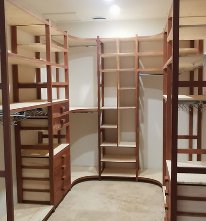 Dressing élégant et unique réalisé sur mesure dans un atelier de menuiserie à Avignon