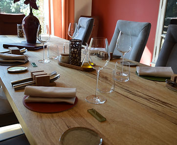 table rectangulaire pour 12 personnes en bois exotique africain, le fraké. Ce bois a une teinte plutôt jaune avec un veinage sombre voir noir. Grâce à ce veinage marqué, on le surnomme le "noyer africain".