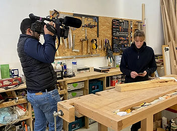 Tournage à l'atelier d'ébénisterie du 19-45 de M6 avec l'interview d'une ébéniste professionnelle dans la vaucluse