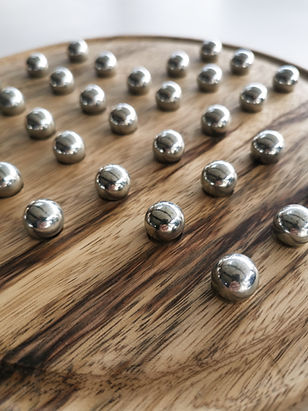 jeu du solitaire en fraké fait artisanalement avec ses billes métalliques
