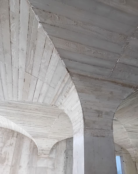 Ébéniste réalisant des coffrages bois techniques et ouvrages sur mesure pour répondre aux exigences du gros œuvre.