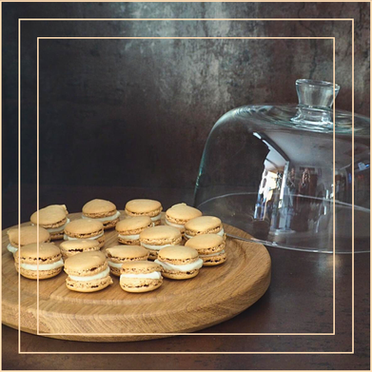 Plat en bois massif avec cloche protectrice en verre pour stocker et présenter un gâteau