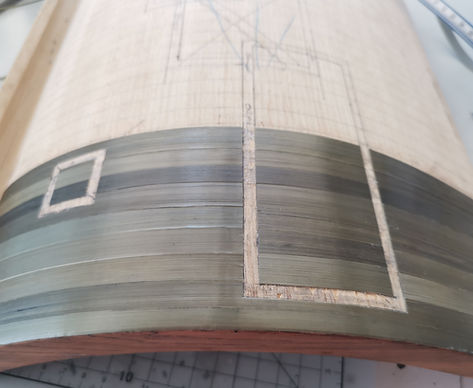 Réalisation de marqueterie de paille originale sur une porte sur mesure à Orange