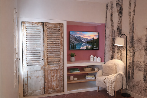 Dressing et rangement en mdf peint en blanc. Etagères en aggloméré frêne avec chants plaqués. La particularité de ce dressing est qu'il a été construit autour de ses portes qui sont des anciens volets upcyclés