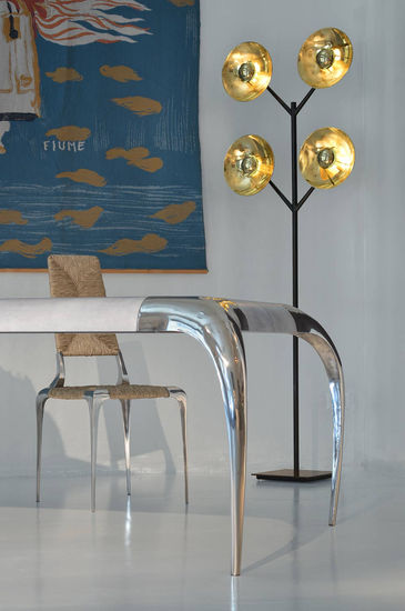 Ara table in grey parchment leather.

Tavolo ara in pelle pergamena grigia
By Mattia Frignani