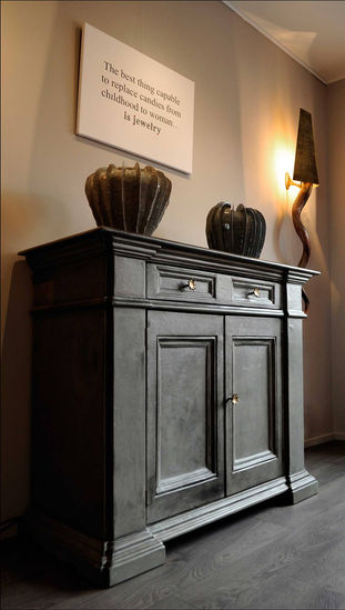 
A set-up for a Jewel show room in Lugano Via Nassa, made by using some no value old furniture, restored with shabby chic techniques.

Allestimento di uno show room di gioielli in Via Nassa a Lugano, realizzato utilizzando alcuni vecchi mobili senza valore, rivisitati con alcune delle nostre tecniche.
By Mattia Frignani