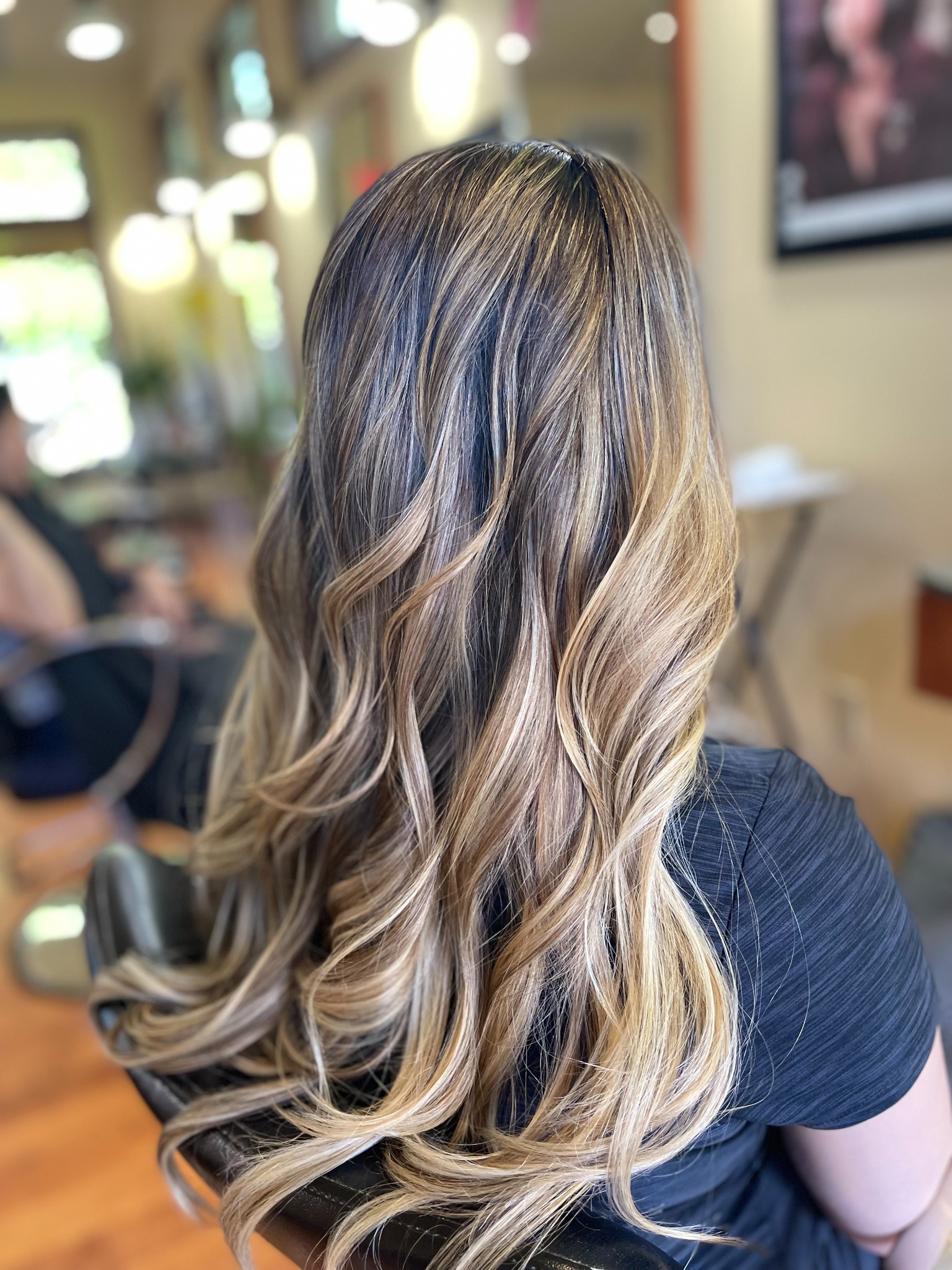 Soft waves and dimension by Miracelly Salon & Spa