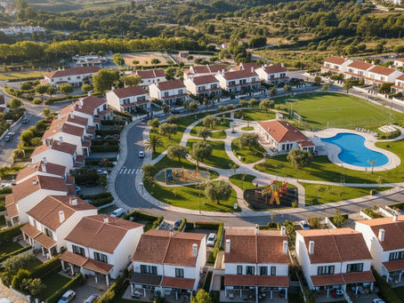 Vista aérea de um loteamento habitacional com espaço verde e piscina comum