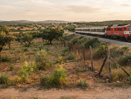 Terreno próximo de uma linha férrea