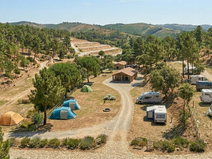 Vista aérea de parque de campismo em Portugal
