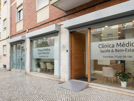 Loja no piso térreo de um edifício habitacional convertido em consultório médico