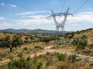 Terreno atravessado por linha de alta tensão