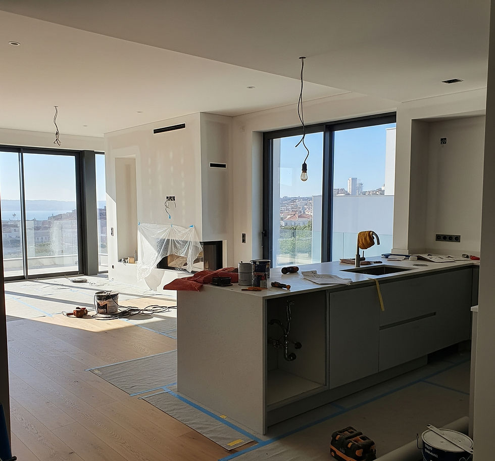 Habitação unifamiliar em construção (na fase de acabamentos) vista do interior em Almada