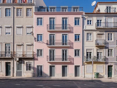 Edifício após obras de reabilitação com preservação da fachada existente mantendo a frente de rua consolidada