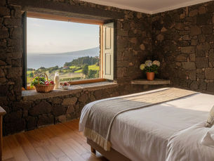 Interior de um dos quartos de um empreendimento de agroturismo nos Açores