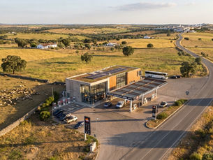 Vista aérea de um posto de combustível no Alentejo