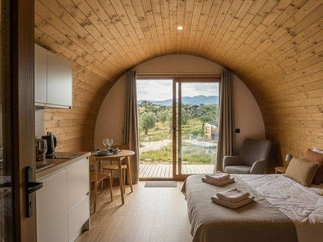 Vista do interior de uma das casas modulares em madeira