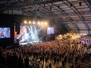 Vista do interior de recinto de espetáculos e divertimento