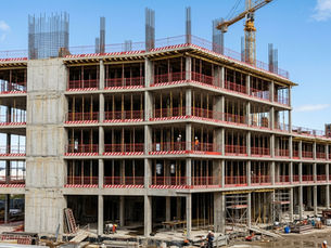 Edifício multifuncional em fase de execução da estrutura
