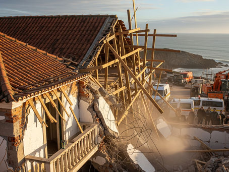 Moradia em construção a desmoronar por erro de cálculo estrutural, em Peniche (visto do exterior)