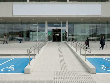 Centro Cívico no Cacém com boas acessibilidades, visto do exterior
