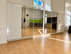 Spiegelwand im Mehrzweckraum