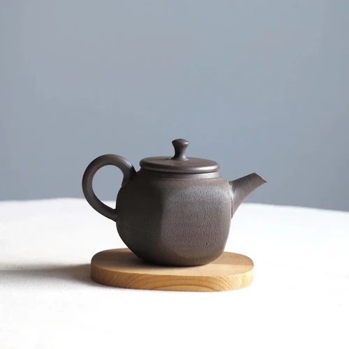 常滑焼 甚秋陶苑(伊藤成二)作 黒嵐絞り茶壺 170ml｜by東山堂