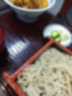 小さくない「小エビと舞茸の小天丼」とざるそばのセット、お味噌汁付き。
