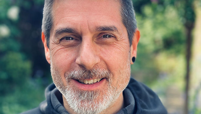 Découvrez le massage à l’huile et sonore, une invitation à renouer avec votre corps et à vous abandonner à une relaxation profonde. Ce massage, doux et lent, est une véritable caresse pour l’âme et le corps, vous guidant vers un état de lâcher-prise total.