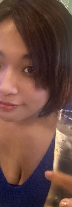 当店の女の子がグラスに入ったお酒を持っている写真