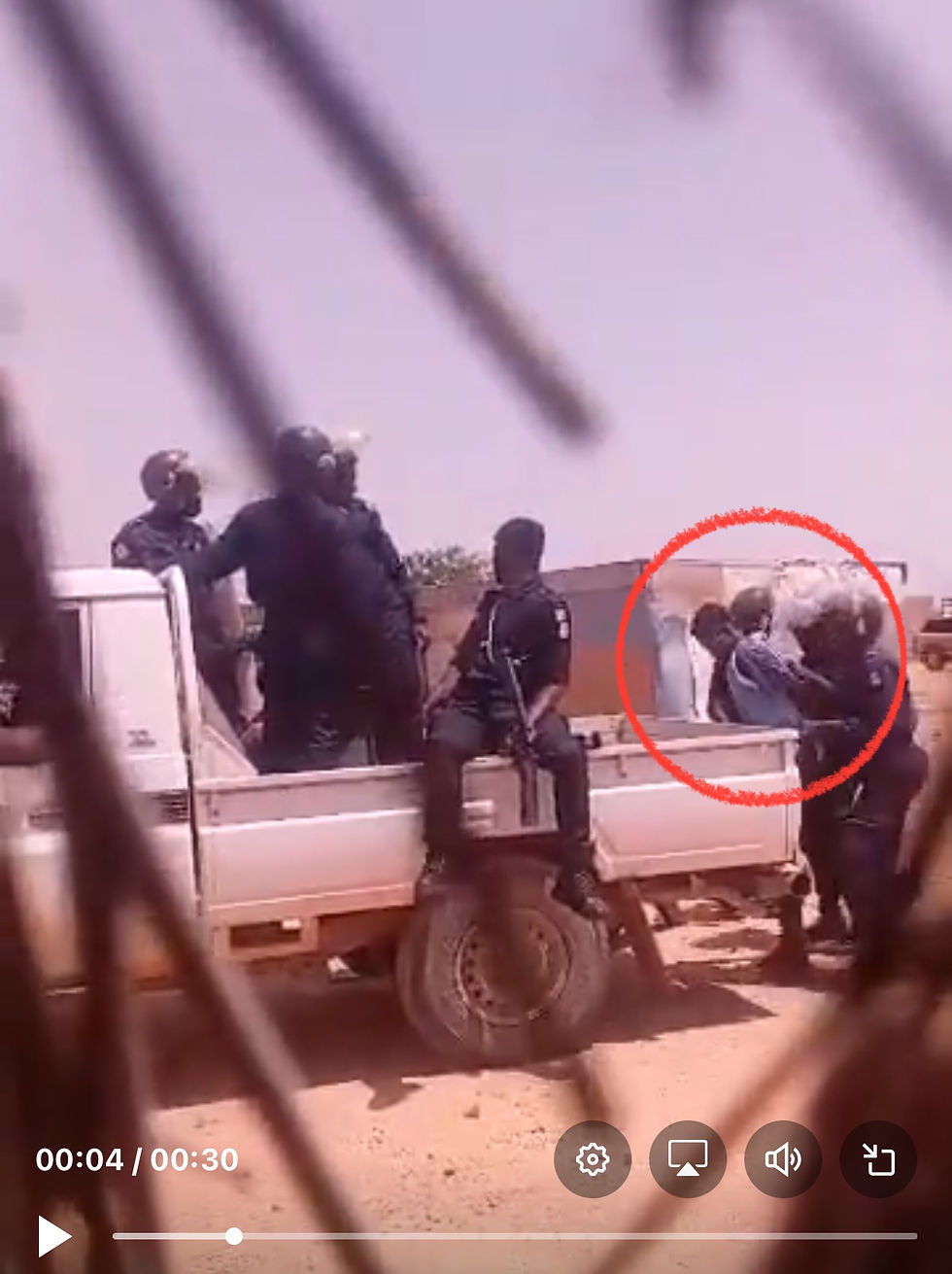 The Nigerien Gendarmerie violently arresting a refugee Human Rights Defender in the Humanitarian Centre near Agadez, Niger - 21.08.2025.