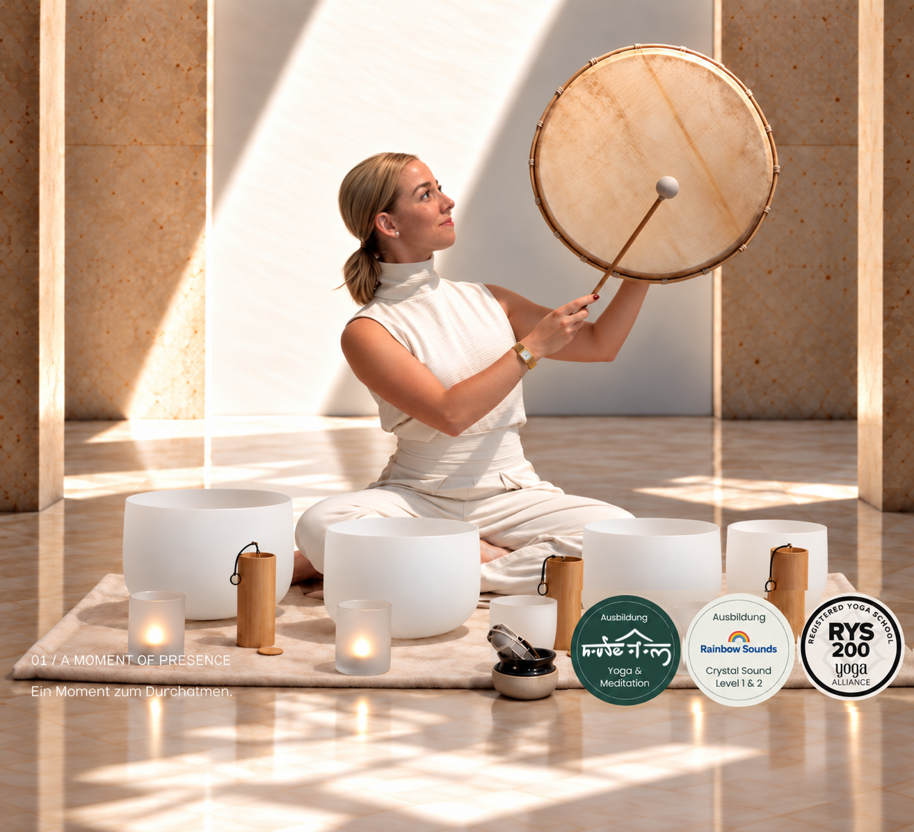 Tamara Hibler mit Rahmentrommel, Kristallklangschalen und Ausbildungsstempeln von House of Om, Rainbow Sounds und Yoga Alliance.