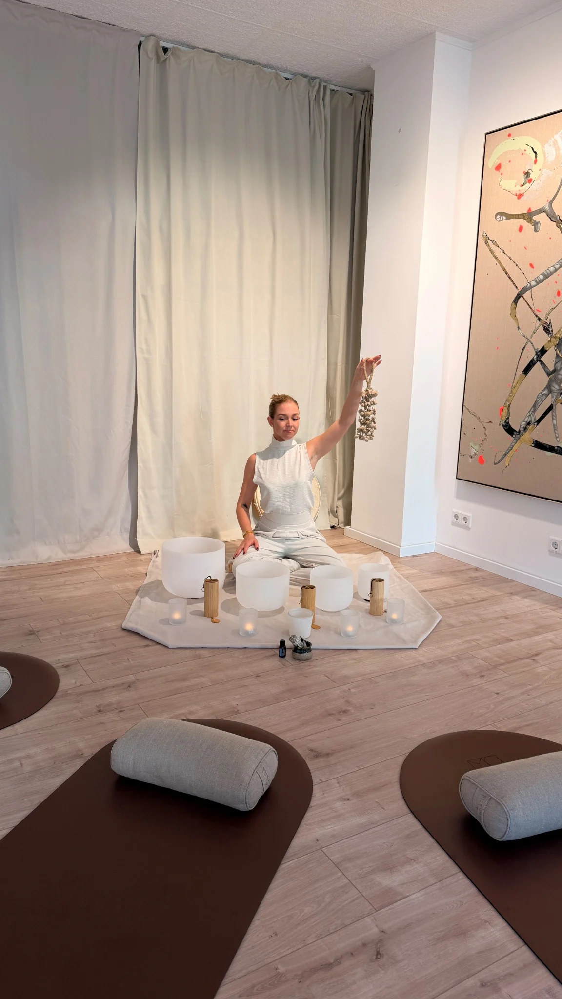 Tamara Hibler mit Kristallklangschalen in der Galerie