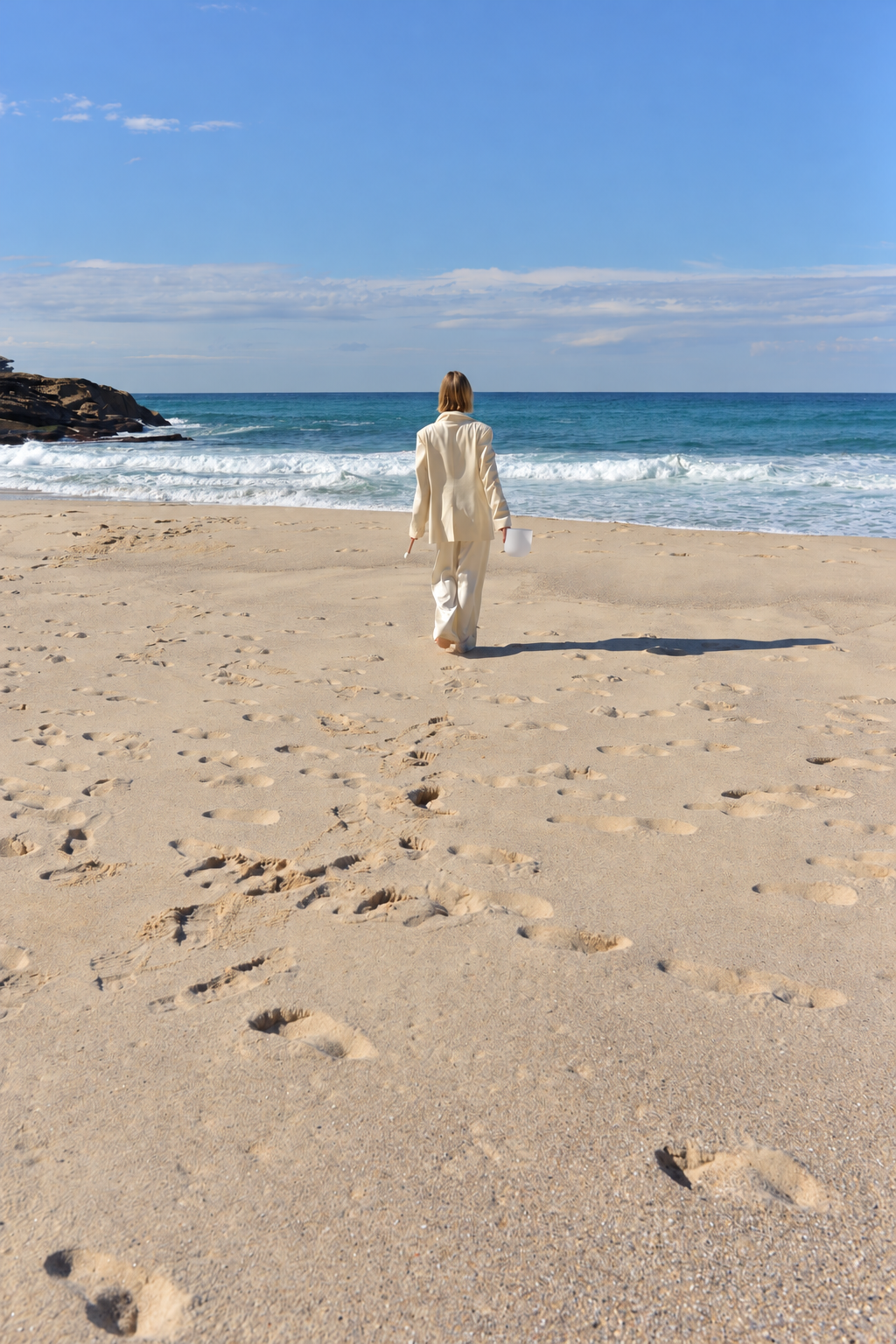 Tamara Hibler mit einer Kristallklangschale am Meer.