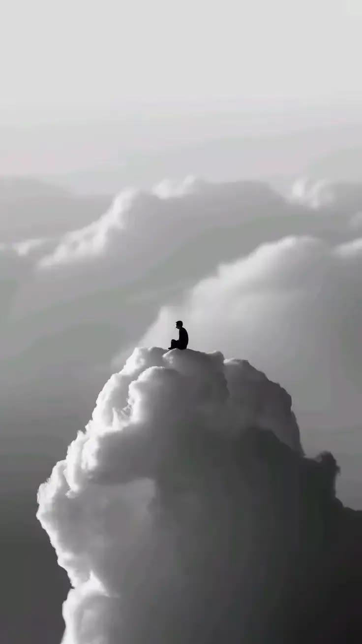 Eine kleine sitzende Figur auf einer großen Wolke