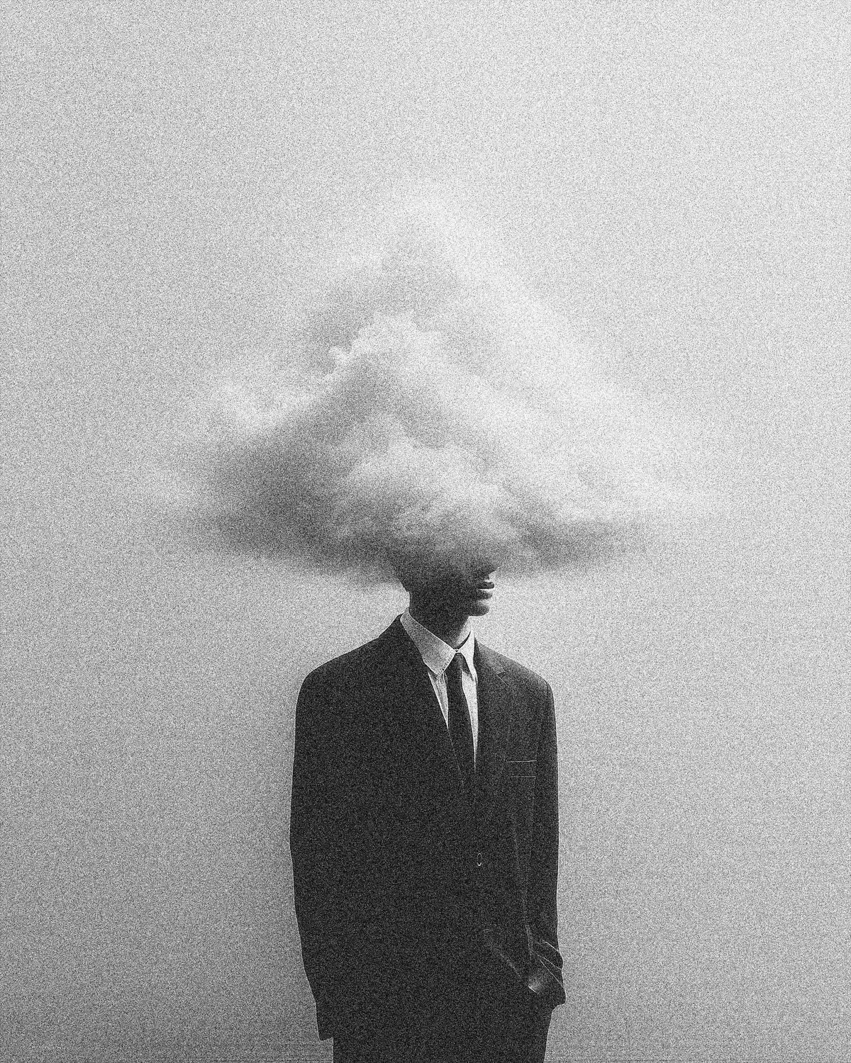 Mann im Anzug mit einer Wolke vor dem Kopf als Symbol für gedankliche Belastung