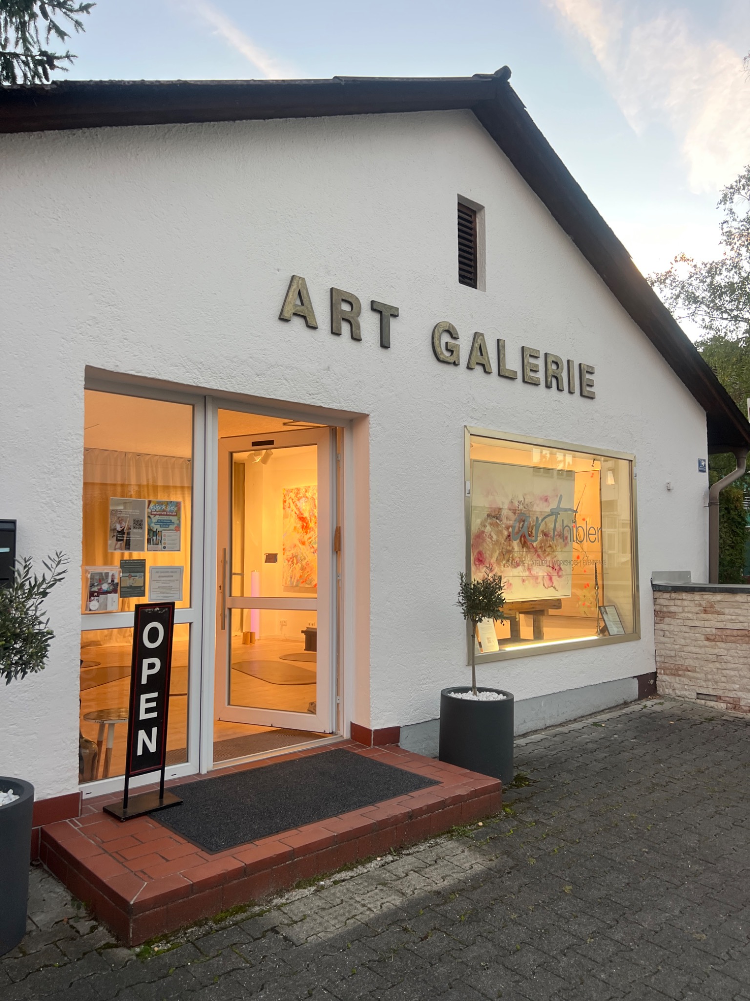 Eingang der ART Galerie Hibler in Vaterstetten am Abend.