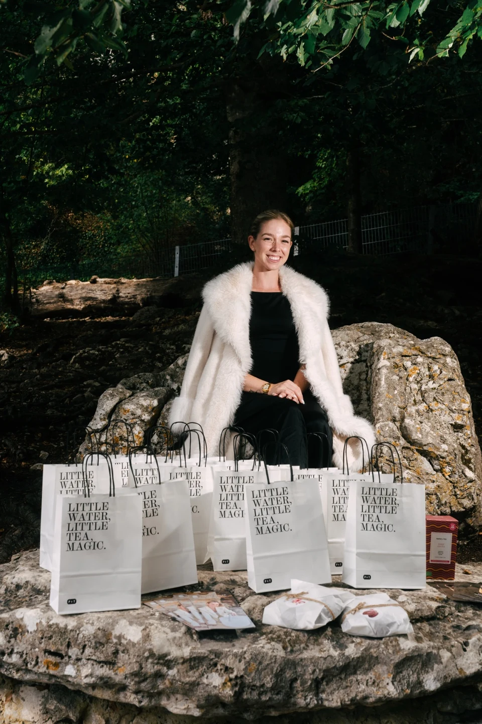Tamara Hibler mit PAPER & TEA Goodie Bags vor der Tropfsteinhöhle Schulerloch