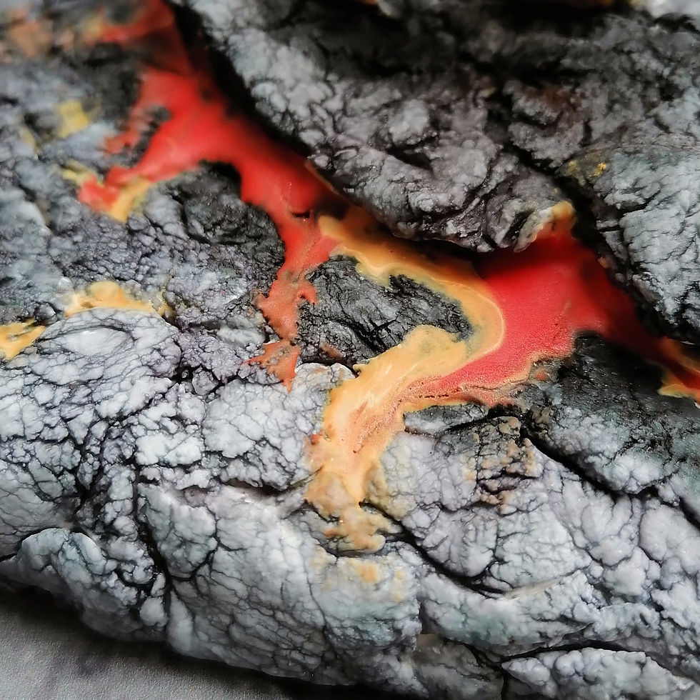 Handgefertigter Fondant Vulkan als Cake Topper für Dino-Mottotorte