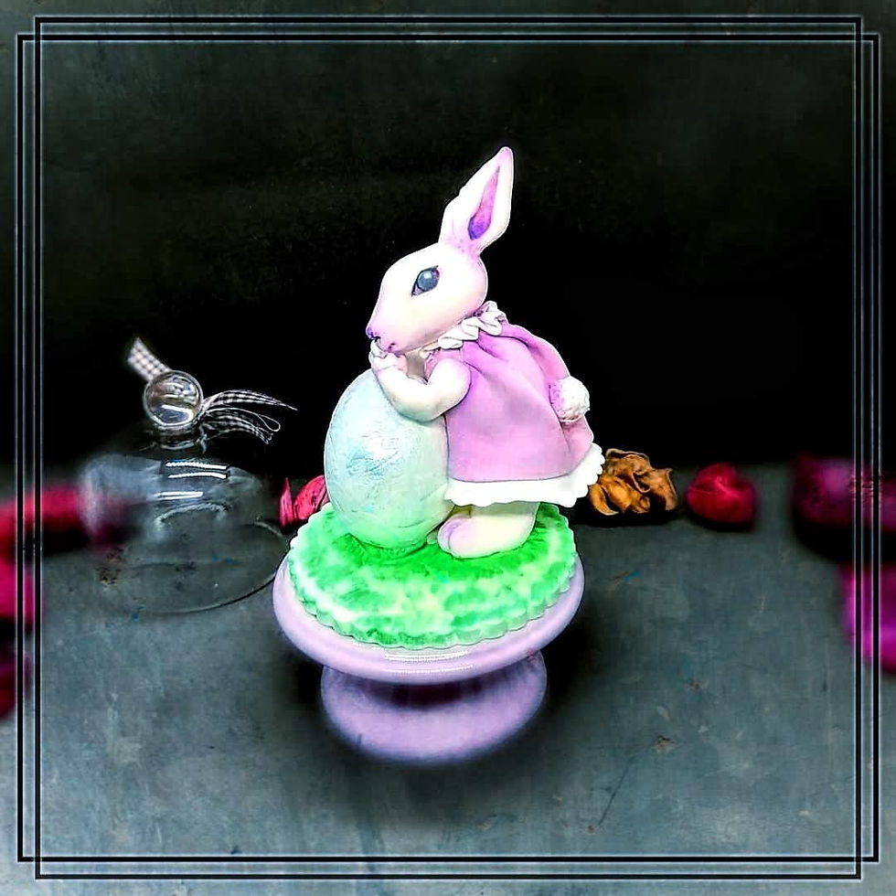 Handgemachtes Unikat: Fondant-Figur Osterhase in Pastellfarben mit Ei, liebevoll modelliert in Kassel.