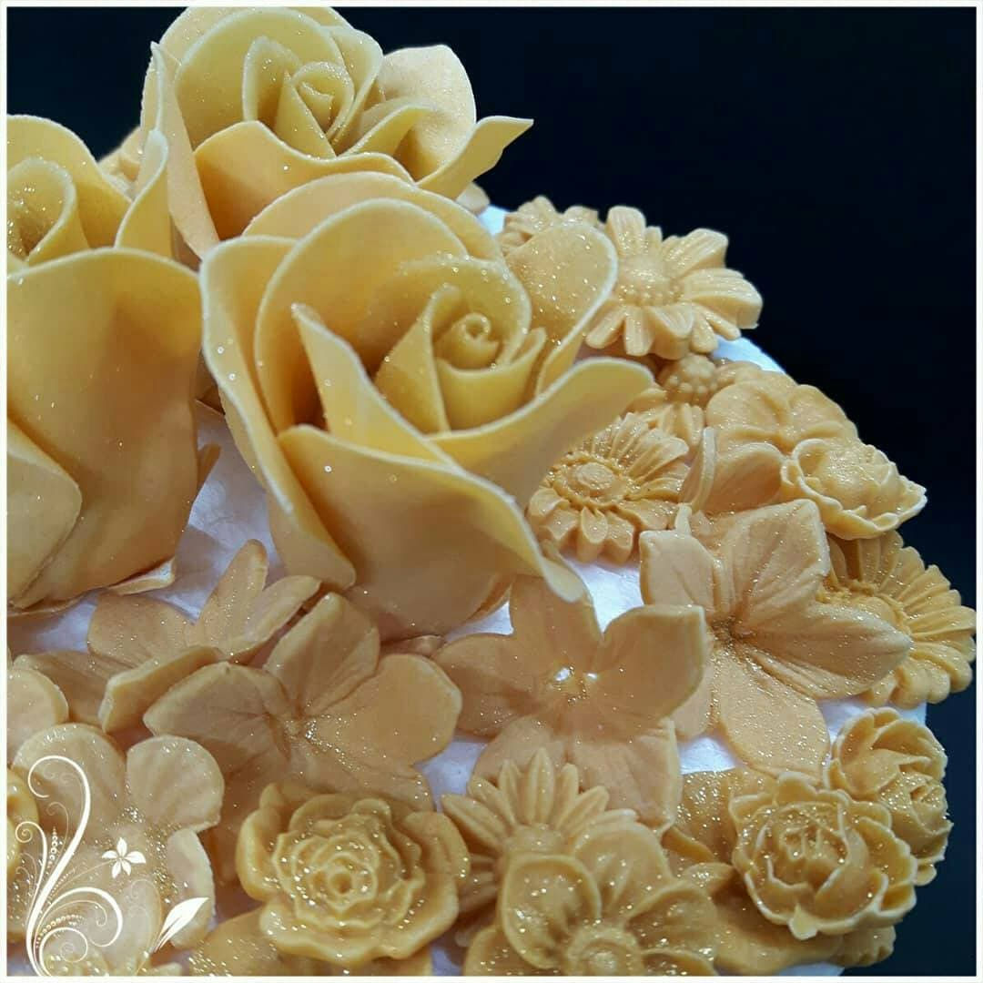 Rosen in Gold aus Fondant für Motivtorten
