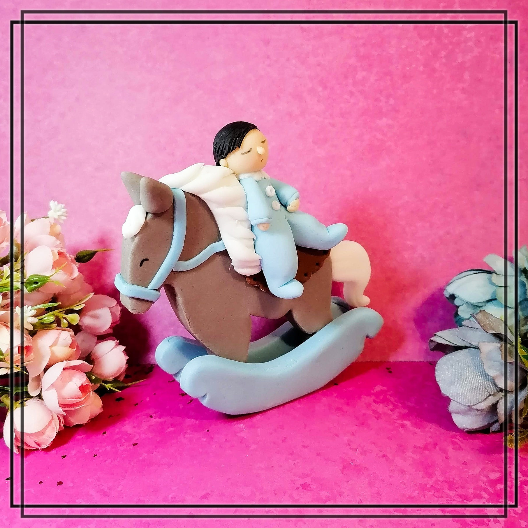 Schaukelpferd aus Fondant – Handgefertigte Tortendeko für Babyshower, Taufe