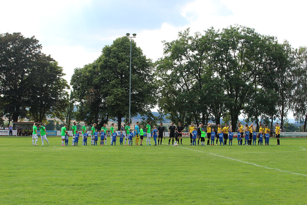 Mannschaftsbegrüßung beim Hessenpokalspiel des SV Nieder-Ofleiden