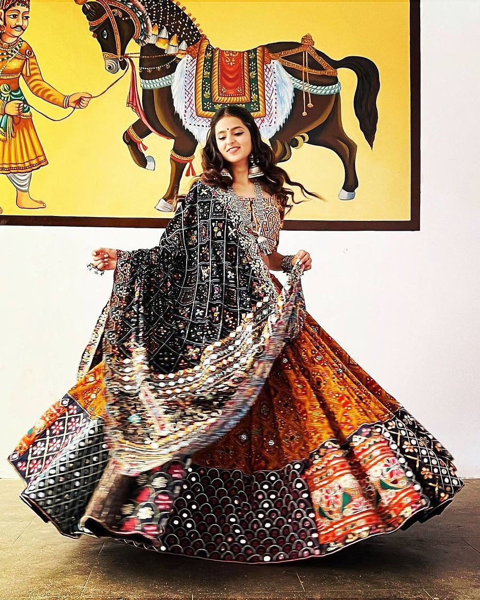 COLLECTIONS PRESERNTING NEW STYLISH DESIGNER DIGITAL PRINTED WORK LAHENGA CHOLI WITH DUPATTA