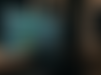 Estúdio de produção musical com monitor ultra-wide exibindo DAW e mesa de mixagem, com uma guitarra ao fundo