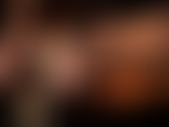 Mão de guitarrista para aplicar vibrato no braço da guitarra, oscilando a corda para criar variação de tom e expressão musical.