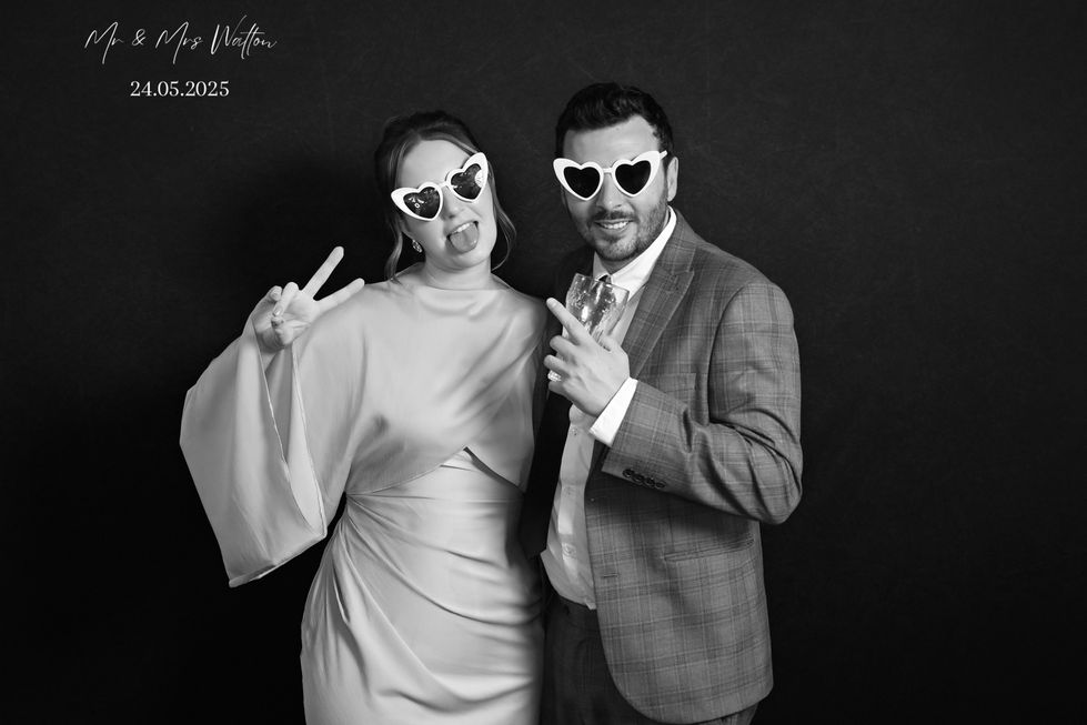 Mr & Mrs Wright 24.06.2023: playful couple's photo booth pose