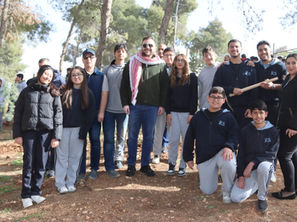 برعاية سمو الأمير عمر بن الفيصل، شارك طلبة مدرسة الوردية – جبل عمّان في يومٍ تطوعي لزراعة وغرس الأشجار